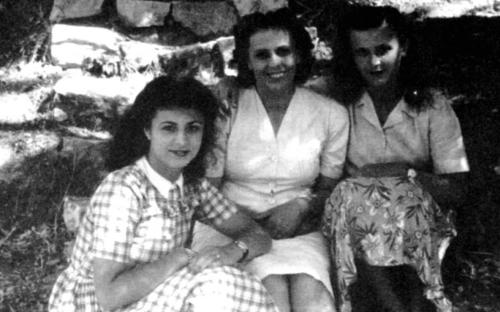 Giovanna Berneri, al centro, con le figlie Giliana Berneri, alla sua sinistra, e Maria Luisa (1936 circa).